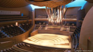 Фрэнк Гери спроектировал и концертный зал Walt Disney Concert Hall в Лос-Анджелесе на 2265 мест